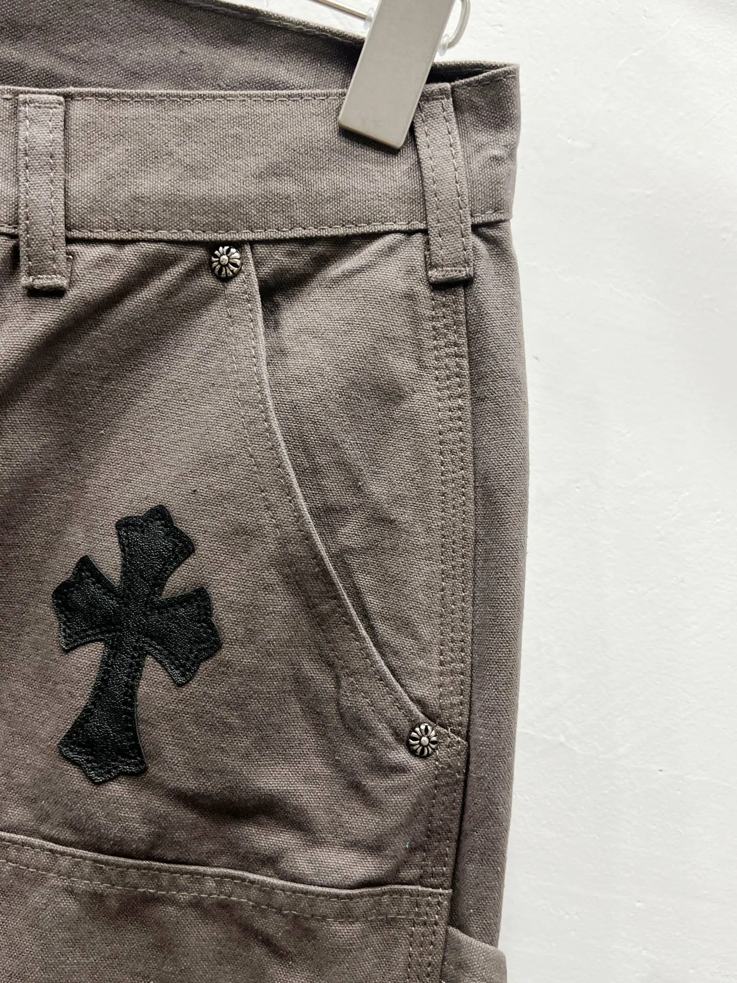 P260 Style number: (c038) Chrome hearts Cross patch leather jeans workwear logging pants Chrome hearts logging pants are here! ! ! CH Croix Heart Double Knee Cross Patch Leather Bo1 Style Logging Pants Straight-leg Work Pants B136 Croix Heart Cross Sanskrit Overalls Price 4W Level, Patched Cross Pattern Decoration, High Waist Washed Jeans! ! Absolutely high-end luxury products, 1.9W level god-level single products, super popular products, made by top heavy industry, not to be missed. About Zangyin, this is an extremely luxurious fashion brand, which can also be called the nobles of the high street. It has always been an exclusive brand of some hipsters or rich second generation. Compared with ordinary high streets, it is more luxurious and noble. Compared with luxury brands, it has a more fashionable personality and has always been a brand that I have a special liking for. Imported yarn is custom-woven into a high-density twill canvas, which ensures a crisp silhouette while also making the fabric feel very delicate. It follows the B01 classic silhouette, with a crisp and stylish upper body. The ready-made garments are stone-ground and fermented and can be matched with any style. Buttons and zinc are washed with genuine YKK retro metal products. Double-layered canvas on the front. Perfect details. All hardware is perfect. Size: s-XXL Color: Gray